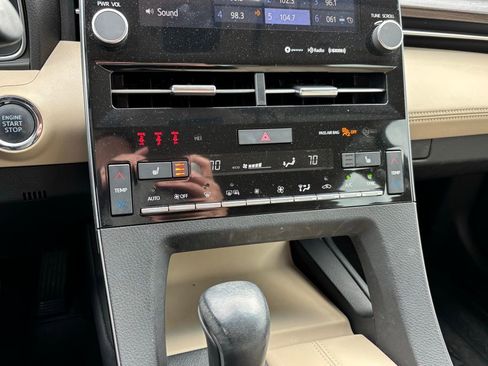 Used 2021 Toyota Avalon XLE image 11