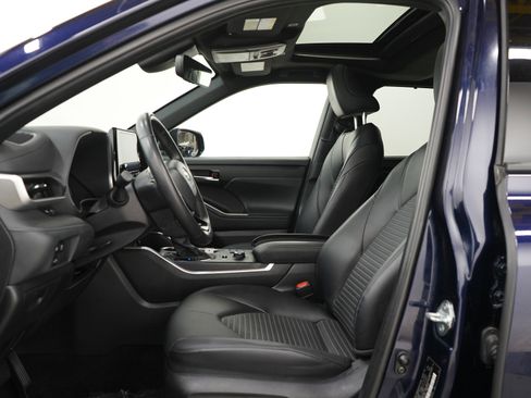 Used 2025 Toyota Highlander XSE AWD/4WD image 24