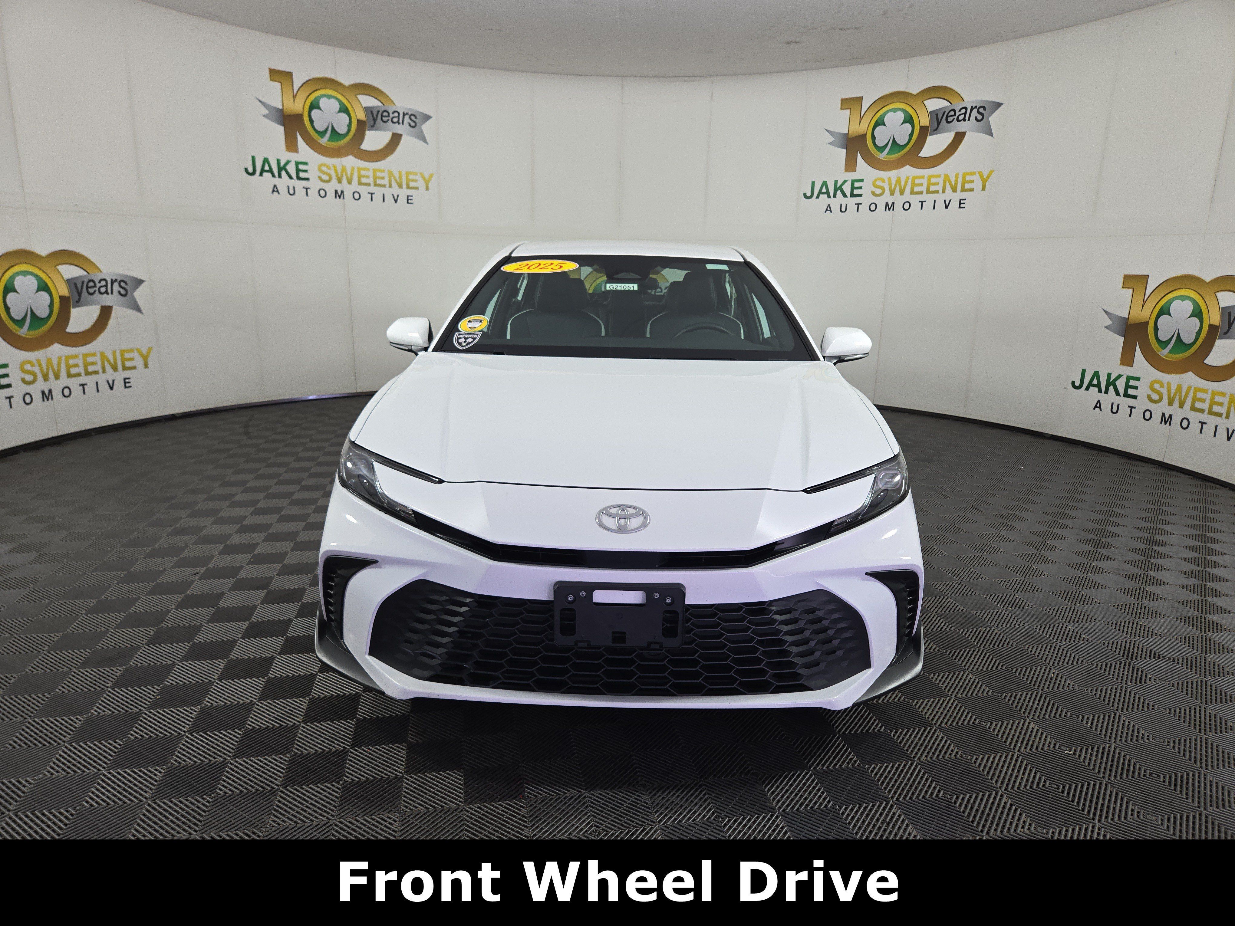 Used 2025 Toyota Camry SE FWD image 2