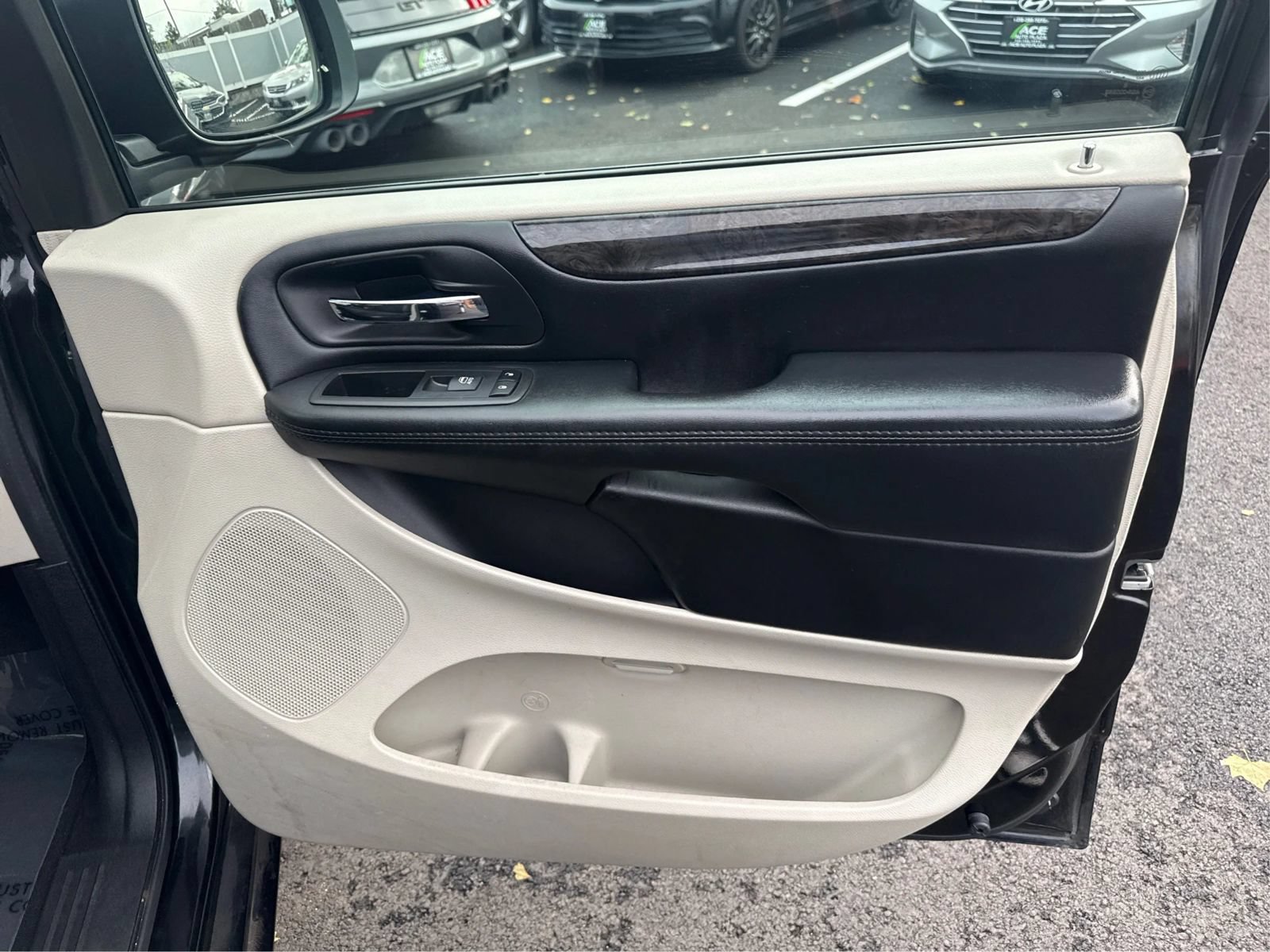Used 2019 Dodge Grand Caravan SE FWD image 21