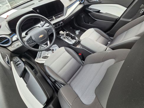 Used 2024 Chevrolet Trax LT w/ LT Convenience Package FWD image 8
