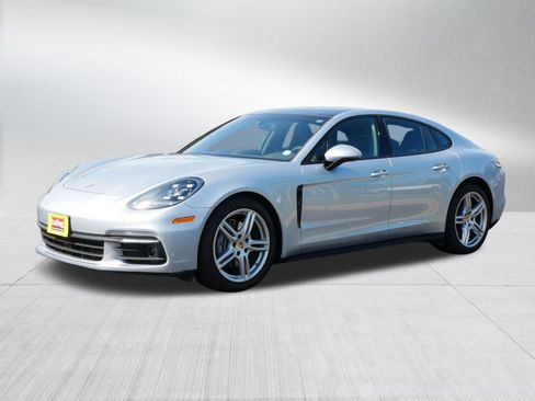 Used 2018 Porsche Panamera 4 image 3
