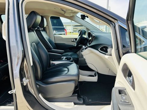 Used 2023 Chrysler Pacifica Touring-L image 33