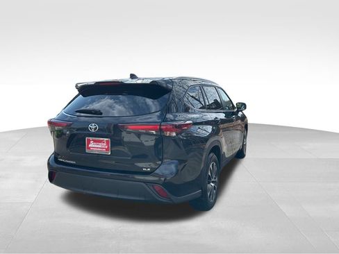 Used 2024 Toyota Highlander XLE image 6