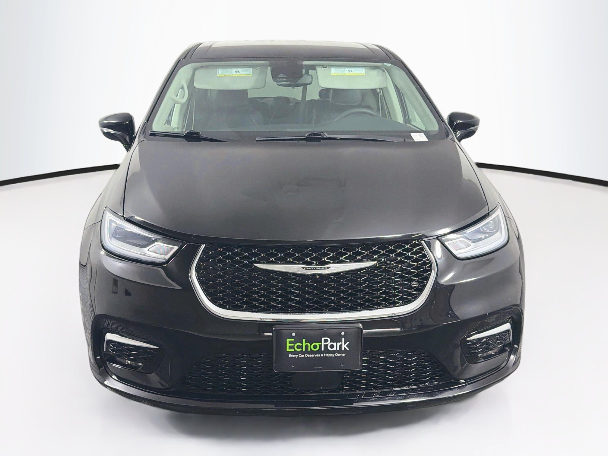Used 2024 Chrysler Pacifica Touring-L FWD image 2