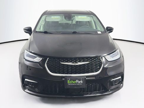 Used 2024 Chrysler Pacifica Touring-L FWD image 2