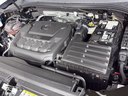 Used 2024 Volkswagen Tiguan SE R-Line image 12