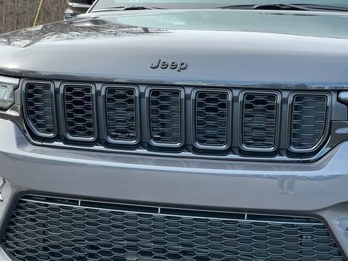 Used 2025 Jeep Grand Cherokee Limited w/ Black Appearance Package image 44