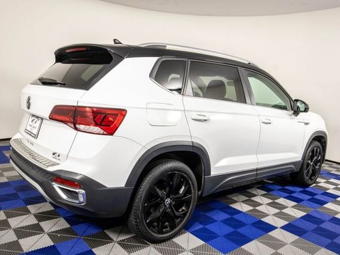Used 2023 Volkswagen Taos SE w/ Panoramic Sunroof Package FWD image 4