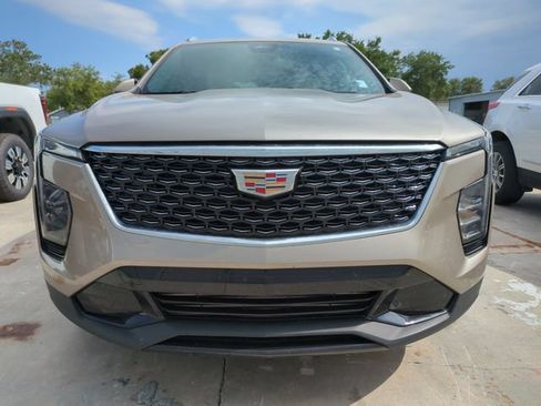 Used 2024 Cadillac XT4 Premium Luxury FWD image 2