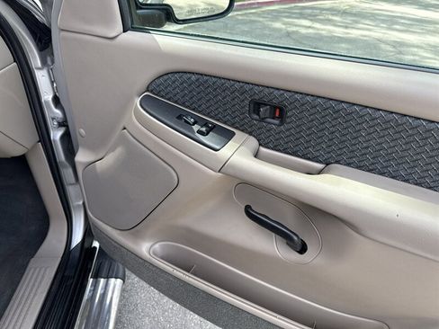 Used 2004 Chevrolet Avalanche 2WD image 23