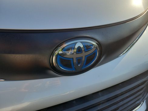 Used 2023 Toyota Sienna XLE FWD image 28