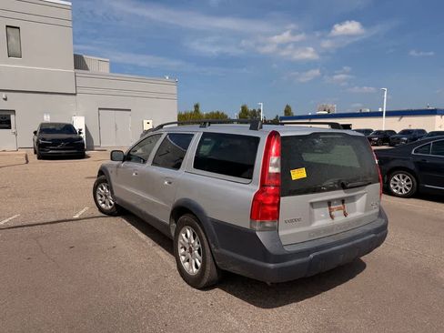 Used 2004 Volvo XC70 AWD/4WD image 4