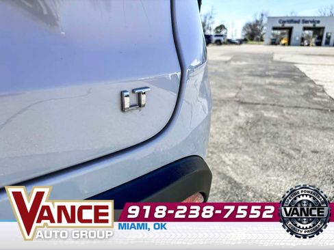 Used 2025 Chevrolet Trax LT w/ LT Convenience Package image 9