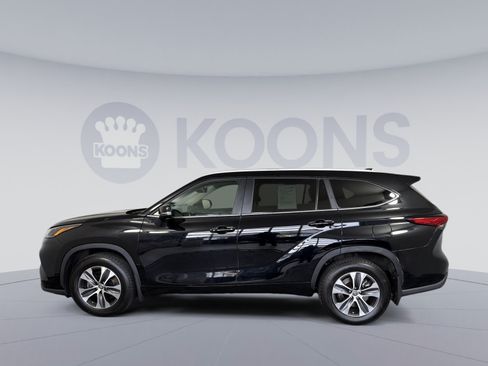 Used 2023 Toyota Highlander XLE AWD/4WD image 2