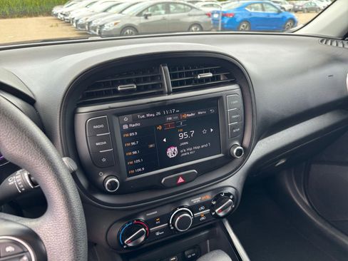 Used 2025 Kia Soul LX w/ LX Technology Package FWD image 20