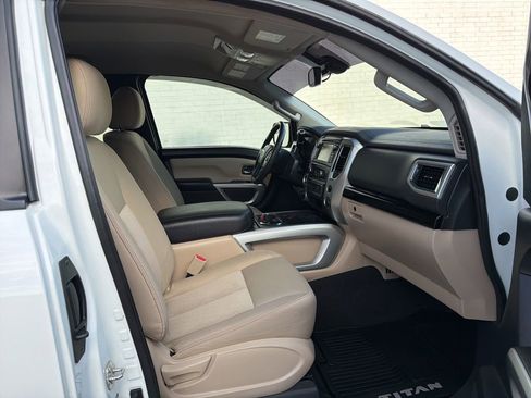 Used 2017 Nissan Titan SV AWD/4WD image 13