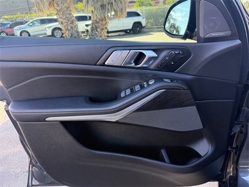 Used 2022 BMW X7 xDrive40i w/ Premium Package image 11