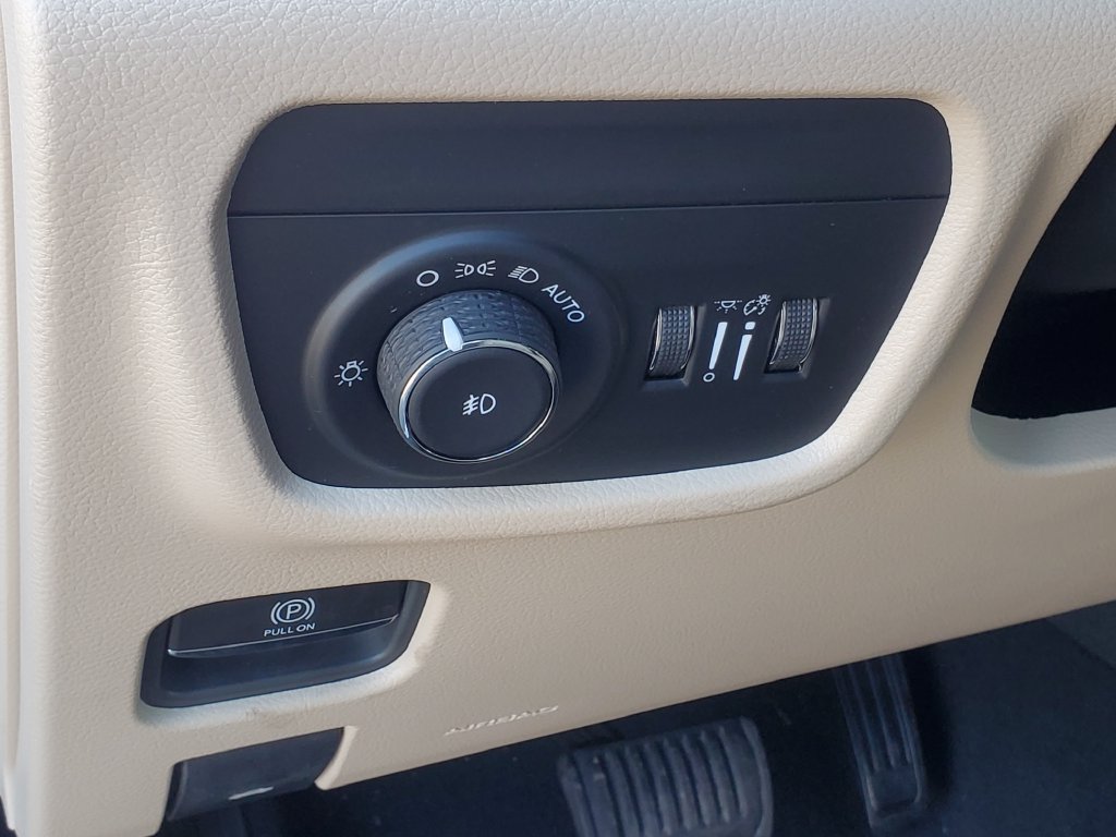 Used 2025 Jeep Grand Cherokee Limited w/ Luxury Tech Group II AWD/4WD image 7