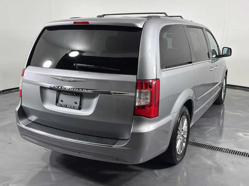 Used 2014 Chrysler Town & Country Touring-L FWD image 4