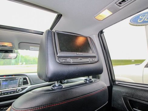 Used 2019 Toyota Highlander SE w/ Nightshade Edition AWD/4WD image 11