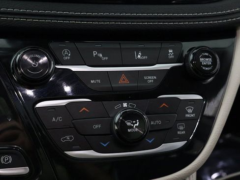 Used 2023 Chrysler Pacifica Limited FWD image 59