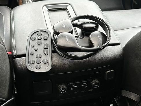 Used 2019 Chevrolet Suburban LT image 12