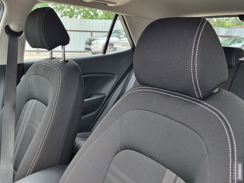 Used 2025 Hyundai Venue SEL FWD image 18