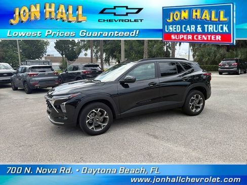 Used 2025 Chevrolet Trax LT FWD image 3