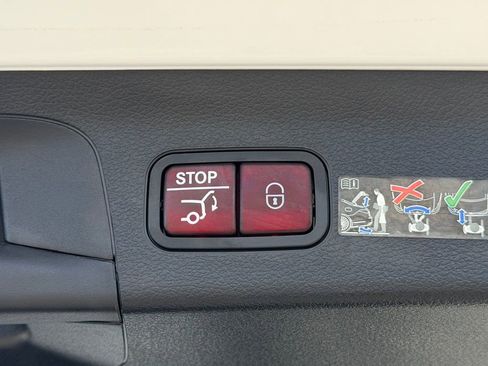 Used 2025 Mercedes-Benz GLS 450 4MATIC image 14