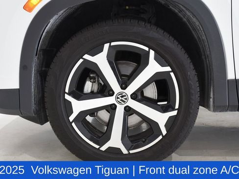 Used 2025 Volkswagen Tiguan SE image 6