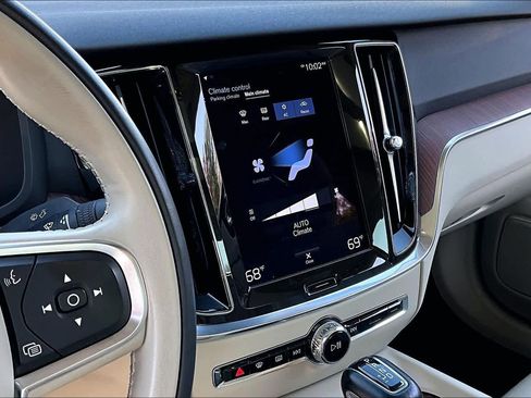 Used 2021 Volvo S60 T5 Momentum image 5