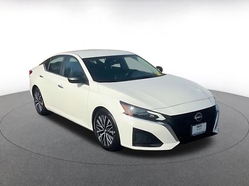 Used 2025 Nissan Altima 2.5 SV image 3