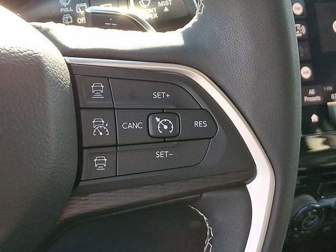 Used 2023 Jeep Grand Cherokee Laredo image 25