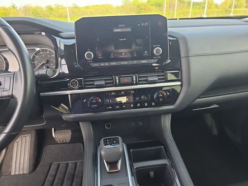 Used 2024 Nissan Pathfinder SV AWD/4WD image 18