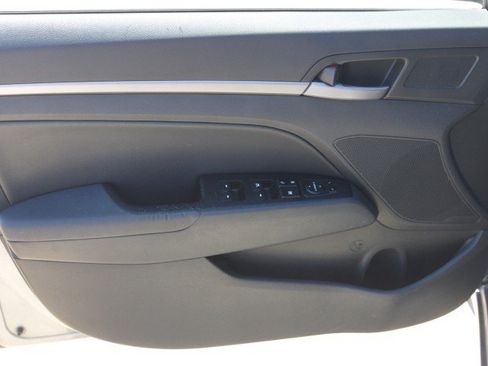 Used 2017 Hyundai Elantra Limited FWD image 12