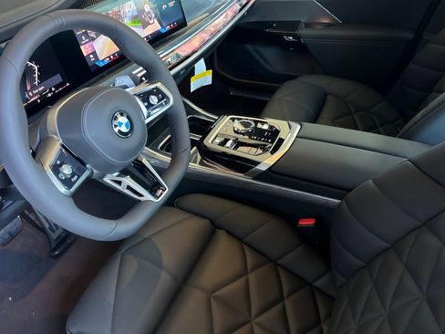 New 2025 BMW 740i image 4