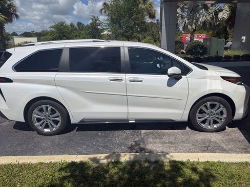 Used 2024 Toyota Sienna Platinum FWD image 3