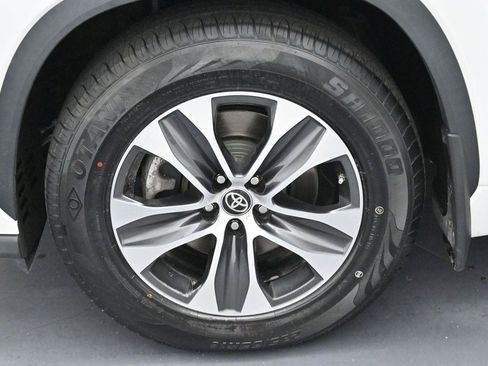 Used 2022 Toyota Highlander XLE AWD/4WD image 41