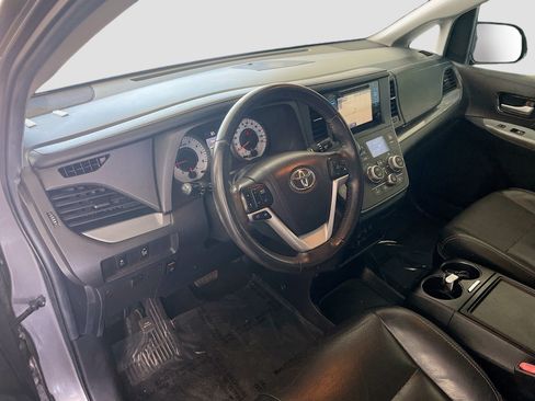 Used 2017 Toyota Sienna SE Premium FWD image 7