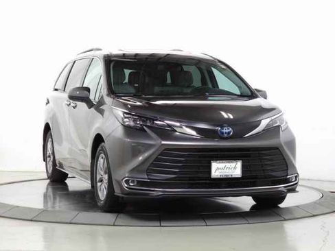 Used 2023 Toyota Sienna XLE image 1