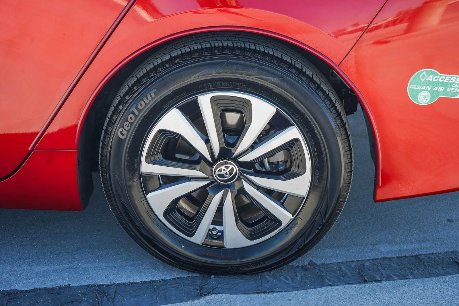 Used 2017 Toyota Prius Prime Plus w/ Carpet Mat Package FWD image 12