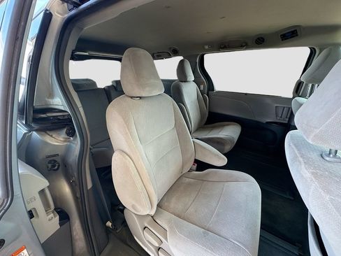 Used 2015 Toyota Sienna LE AWD/4WD image 21
