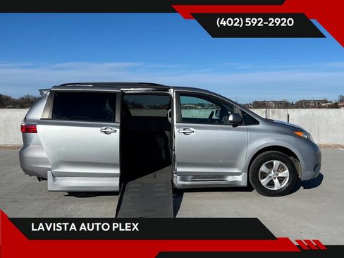 Used 2015 Toyota Sienna LE image 1