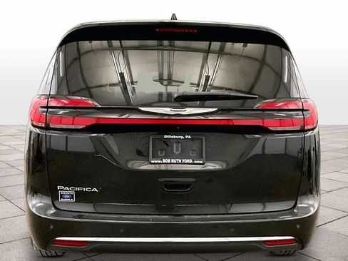 Used 2023 Chrysler Pacifica Touring-L FWD image 4
