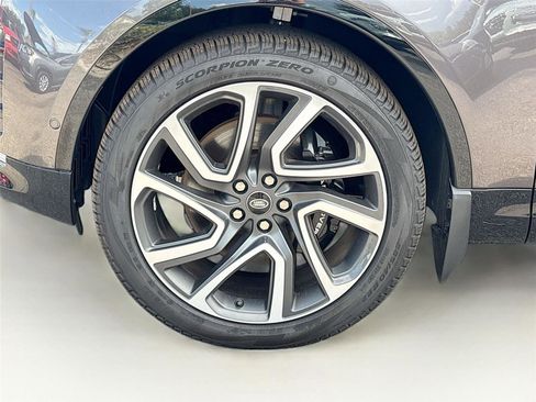 Used 2024 Land Rover Discovery Metropolitan Edition AWD/4WD image 33