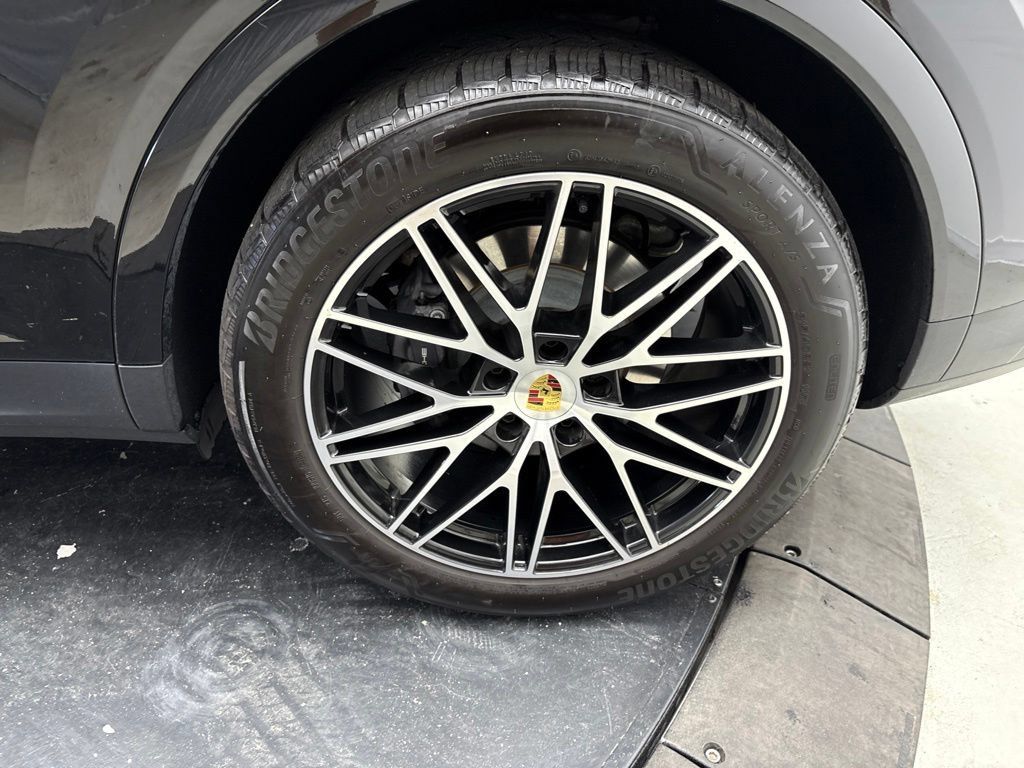 Certified 2024 Porsche Cayenne AWD/4WD image 15