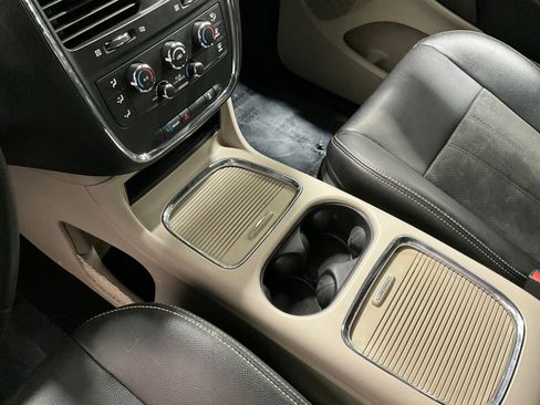 Used 2019 Dodge Grand Caravan SXT FWD image 16