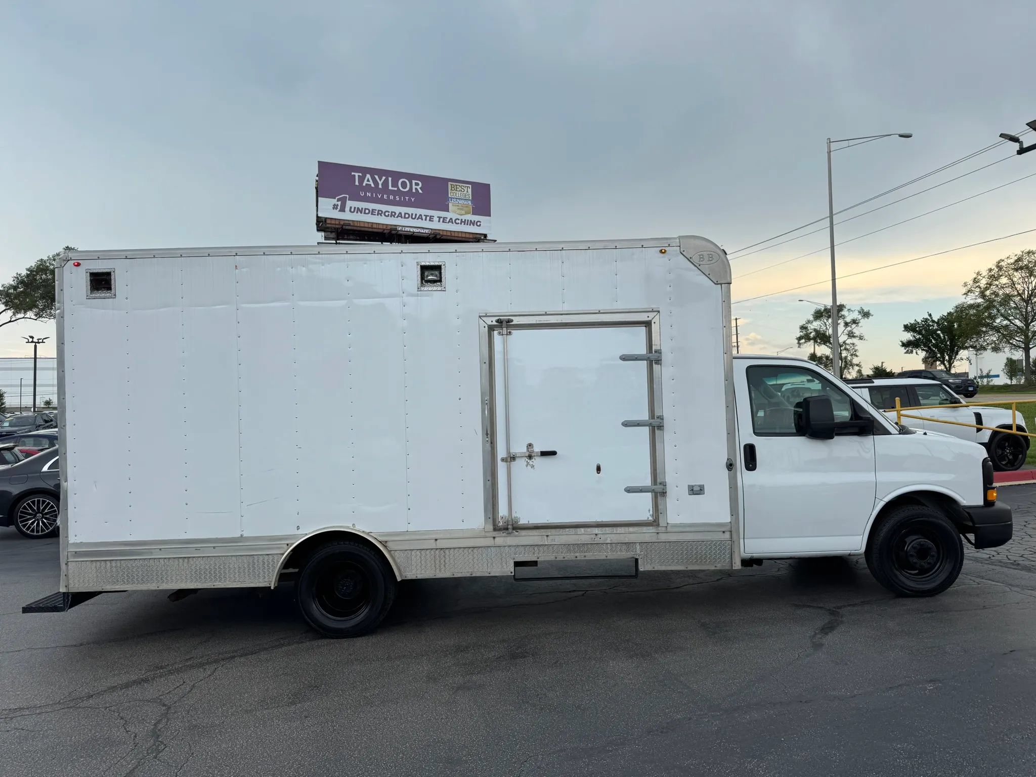 Used 2016 Chevrolet Express 4500 RWD image 3