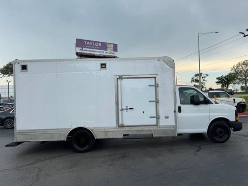 Used 2016 Chevrolet Express 4500 RWD image 3